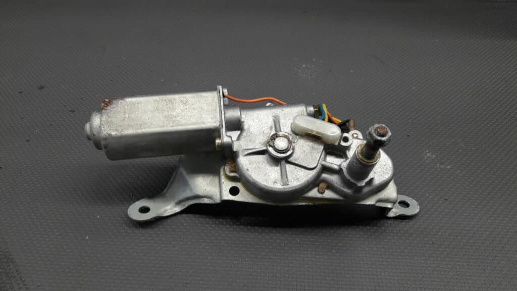 SR159100-6872 Silniczek wycieraczki tył Suzuki Alto III