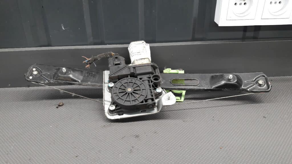 Mechanizm szyby lewy tył BMW E87