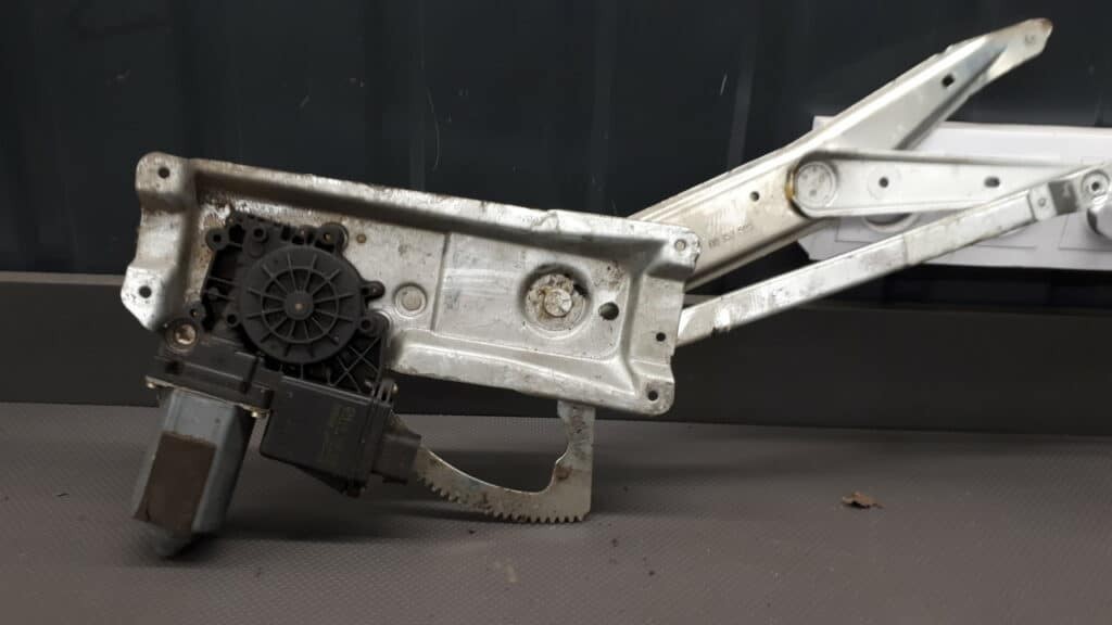 0536004402 Mechanizm szyby prawy przód Opel Vectra B 95-