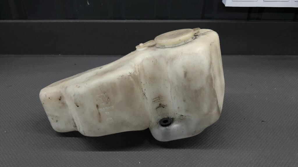 90241878 Zbiornik spryskiwacza Opel Kadett 1,6 89r