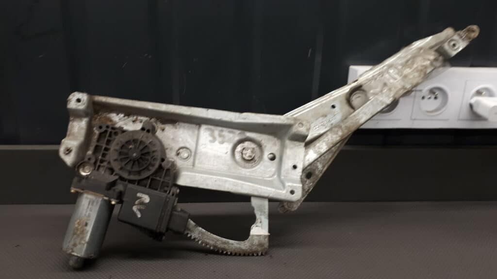 90520225 mechanizm szyby prawy przód Opel VECTRA B