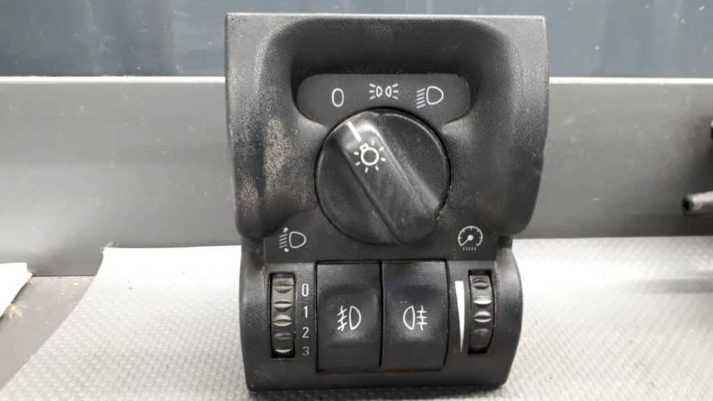 90504968 Przełącznik świateł Opel Vectra 1.6b 98r