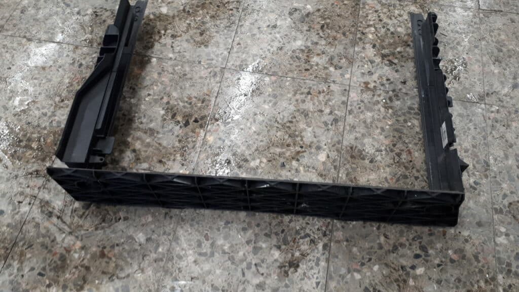7519204 ramka obudowa chłodnicy BMW E60 2.5 03-07r