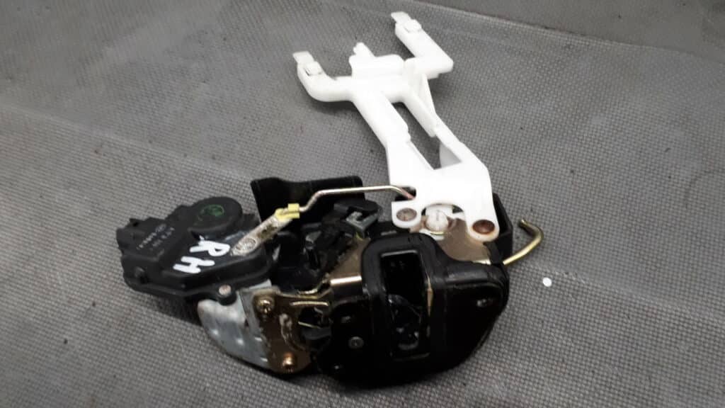 Zamek drzwi prawy tył Hyundai Santa Fe 04r 5PIN