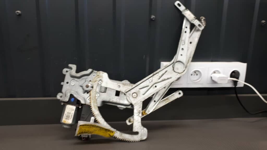 93362662 mechanizm szyby lewy przód Opel Meriva 03-