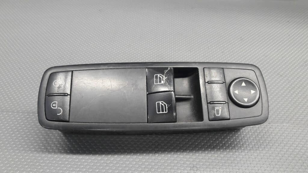 A1698206410 Przełącznik szyb lewy mercedes W169