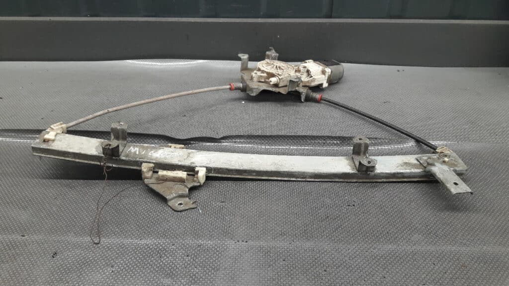 0130822203 Mechanizm szyby prawy przod Nissan Micra K12 5D
