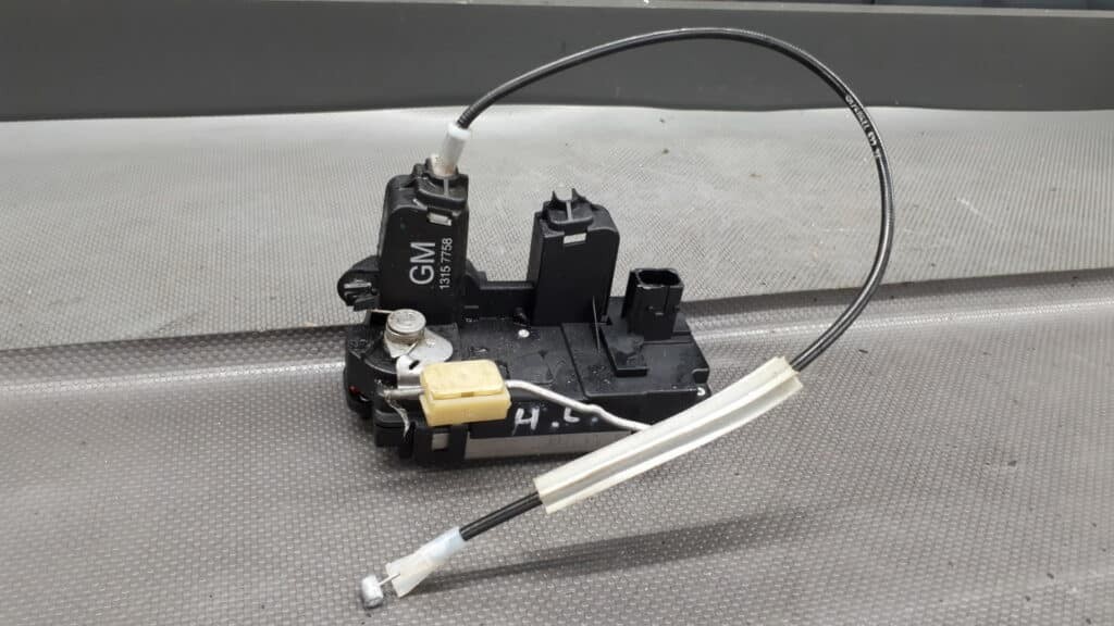 13157758GM Zamek drzwi lewy tyl Opel Vectra C 5PIN