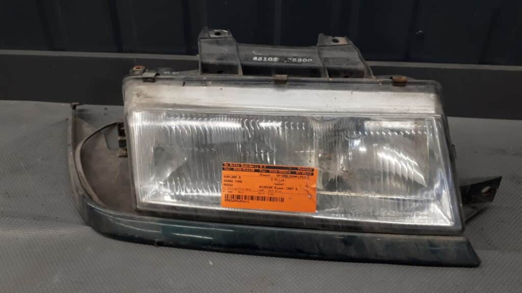 83102-05300 reflektor prawy Ssang Yong Musso 97r