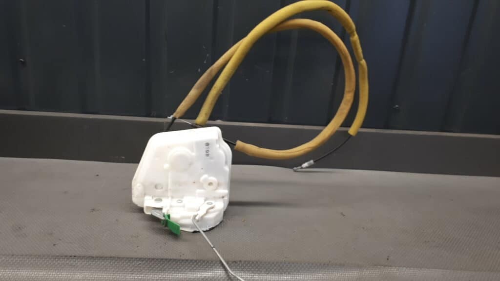 Zamek drzwi lewy przód Mazda 2 7pin 14r