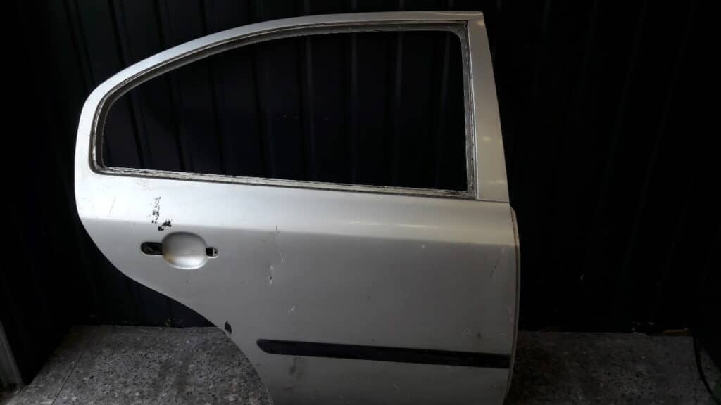 1U4833052 Drzwi prawy tył SKODA OCTAVIA I SEDAN SREBNE