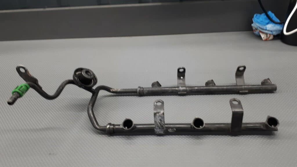 04591520AA listwa wtryskowa Chrysler 300M 2.7 v6