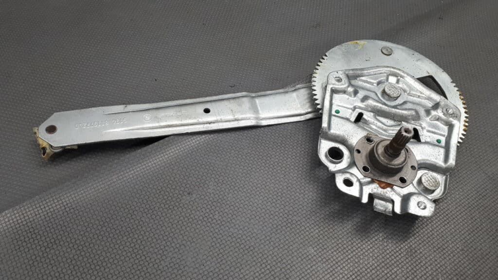 8119772 mechanizm szyby prawy tył BMW E36 SEDAN