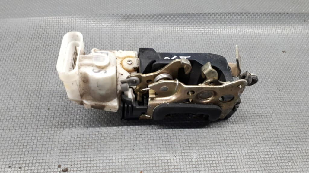Zamek drzwi prawy ty Lancia Lyba 01r