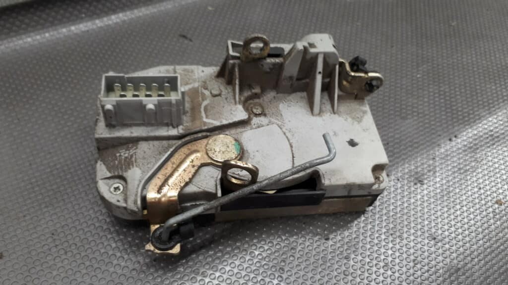 Zamek drzwi prawy przod Peugeot 206 9pin