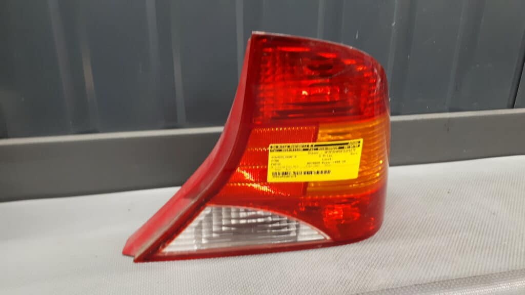 XS4X-13404-BC Lampa prawy tyl Ford Focus I SEDAN