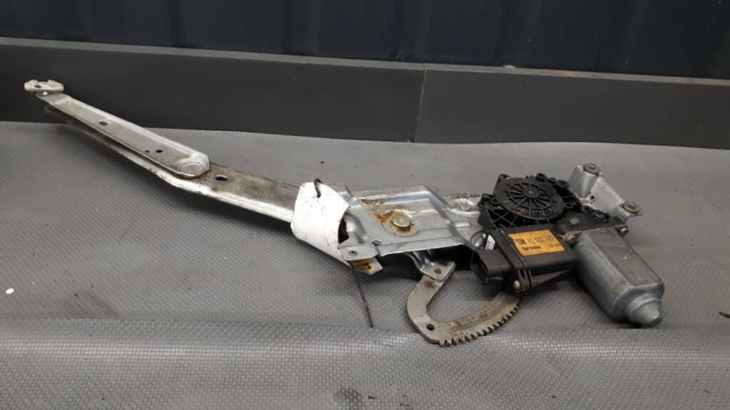 90520189 mechanizm szyby lewy przód Opel Corsa B 98r