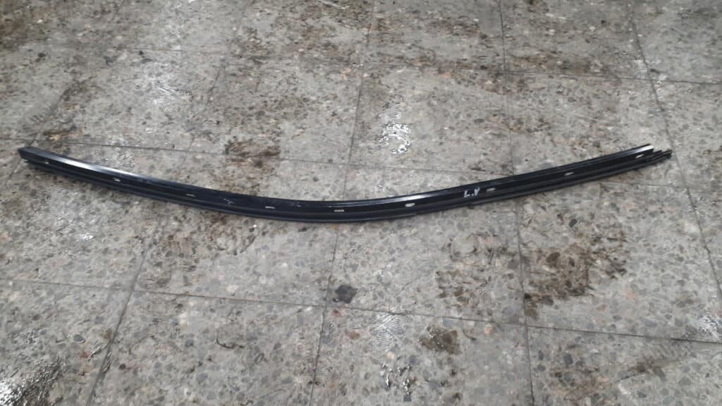 listwa szyby drzwi lewy przód W208 3.2 98r