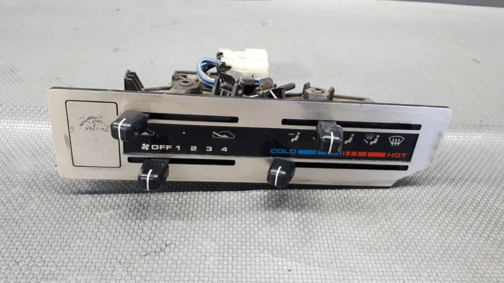 Panel nawiewu klimatyzacji  Nissan Terrano 93-99r