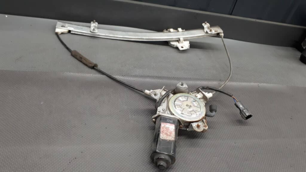 Mechanizm szyby prawy przod Hyundai Accent I 97R 3D