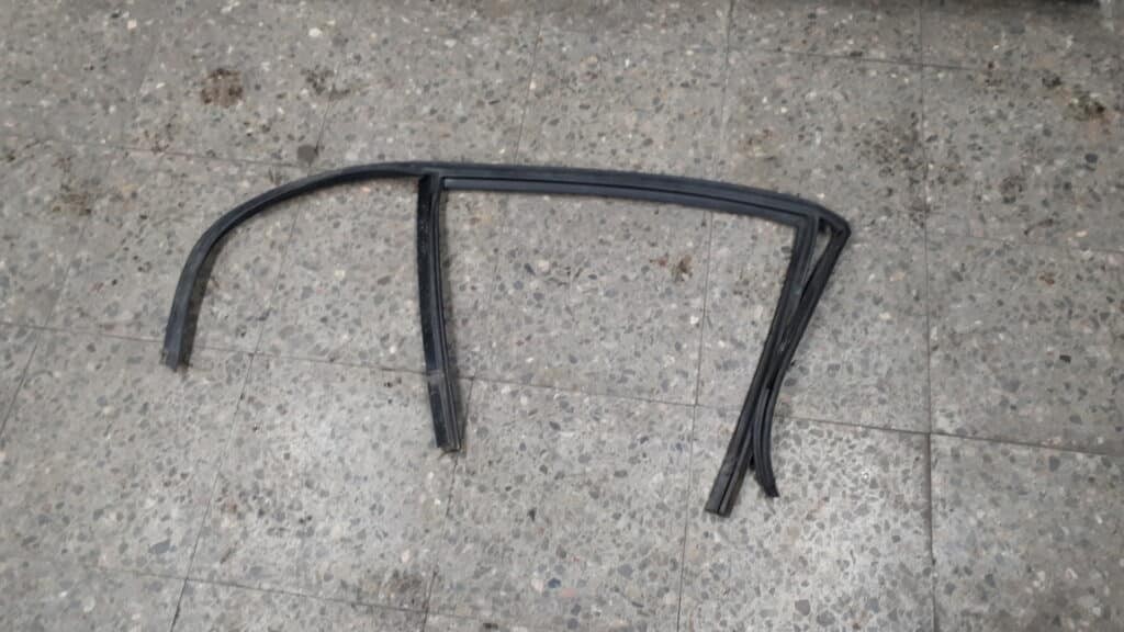 7066613 Uszczelka szyby drzwi prawy tyl BMW 1 E87