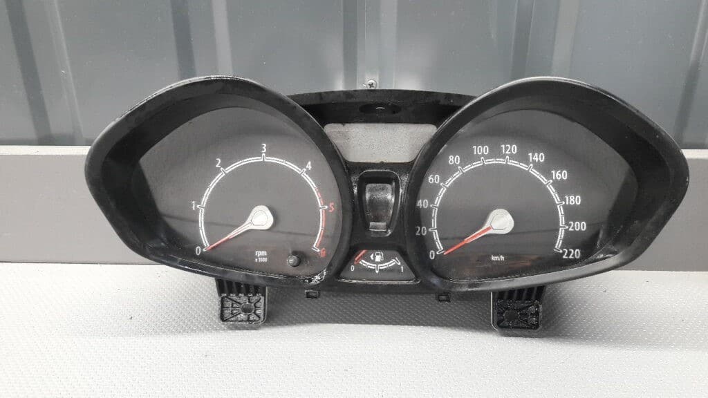 VP8A6F-10894-BC Licznik Fiesta MK7 lift 1.5TDCI