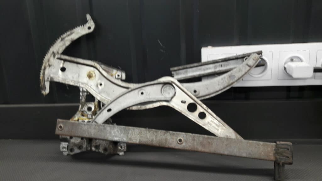 357837402 Mechanizm szyby prawy  przód VW Passat B3