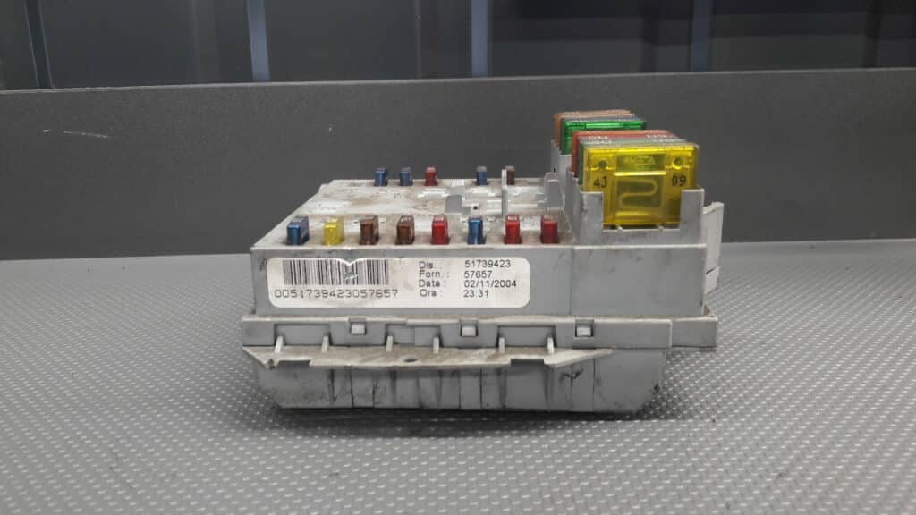 51739423 Skrzynka bezpieczników Fiat Idea 1.2 1.4 03