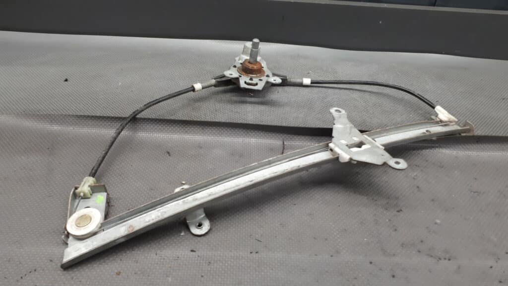 Mechanizm szyby prawy przod Primera P10