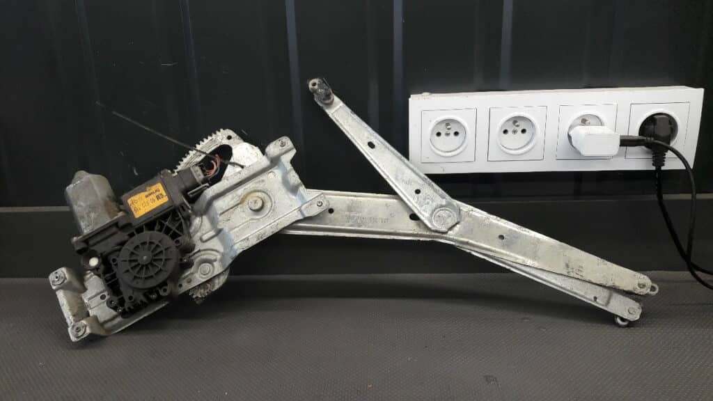 90520187 Mechanizm szyby lewy przód Opel Corsa B Lift