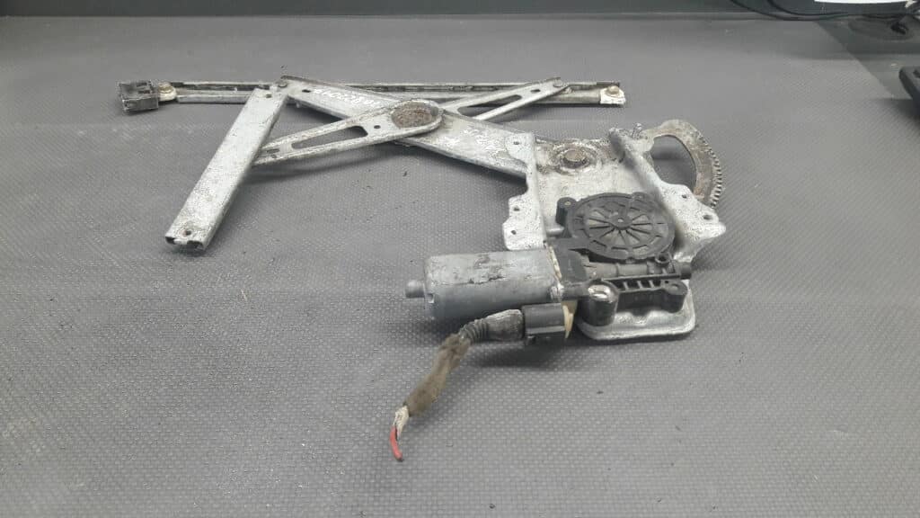 0130822017 Mechanizm szyby prawy przód TOYOTA YARIS I 2PIN