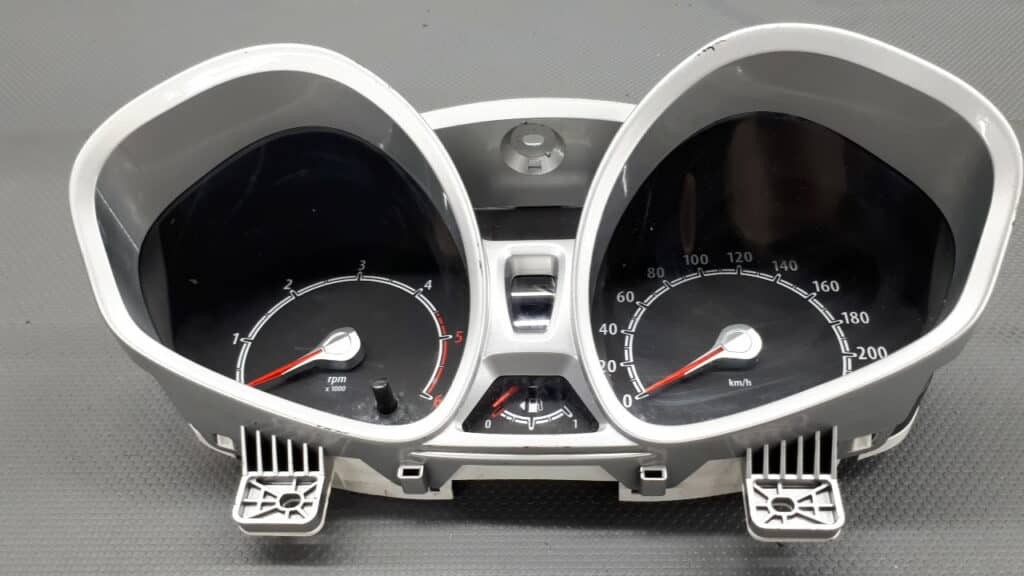 8A6T-10849-GM Licznik zegar FORD FIESTA MK7 1.6