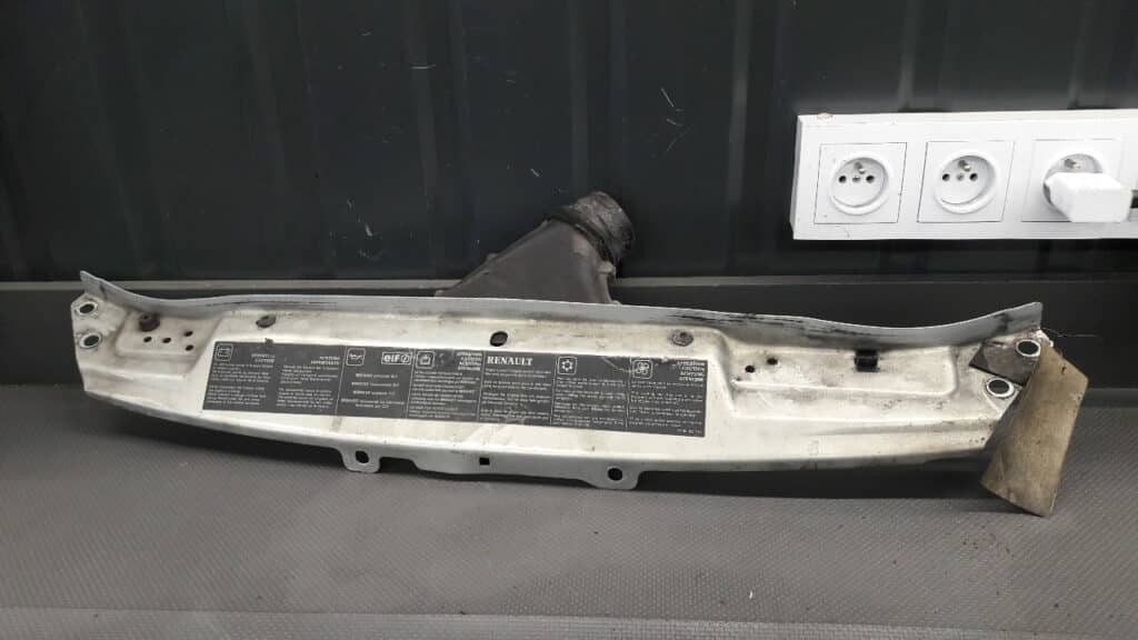 Pas przedni wzmocnienie górne Renault Megane I