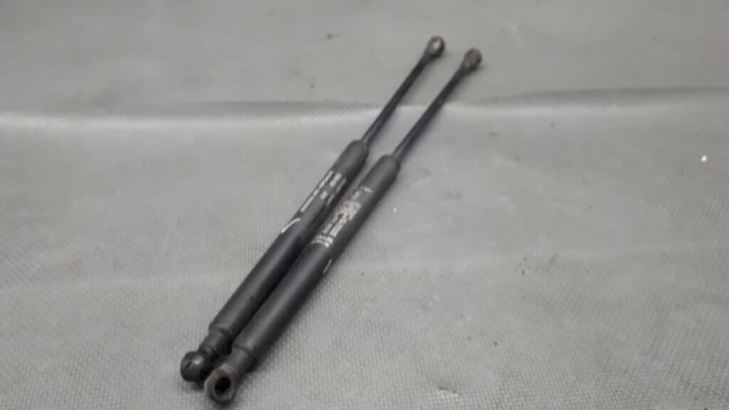 46763101 siłownik maski Lancia Lybra 839 99-05r KOMPLET