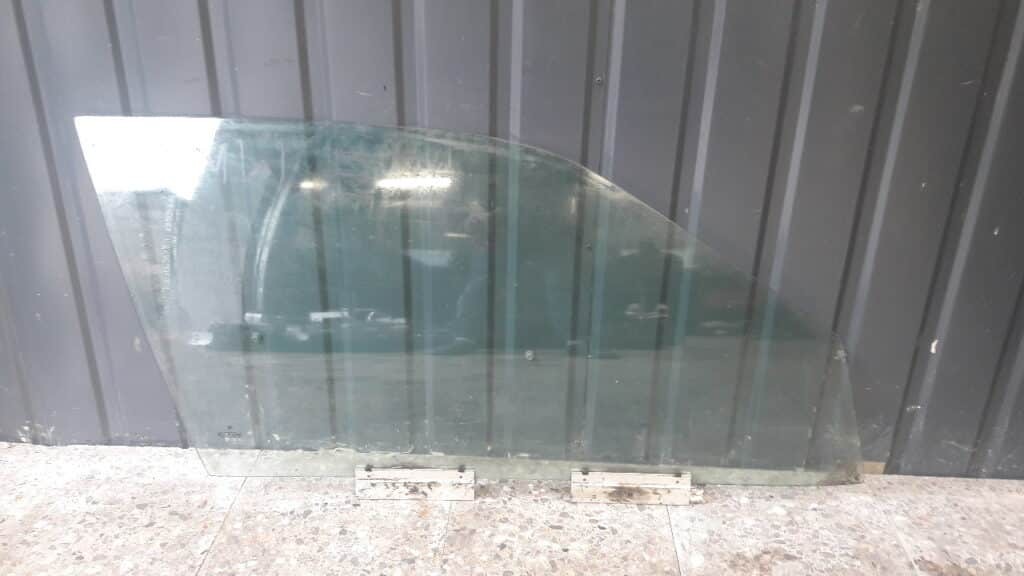 Szyba drzwi prawy przód BMW E36 COMPACT