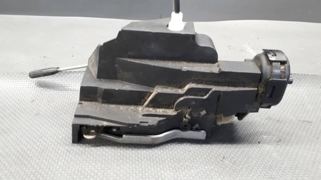 Zamek drzwi prawy przód Mercedes W168 A170 98r