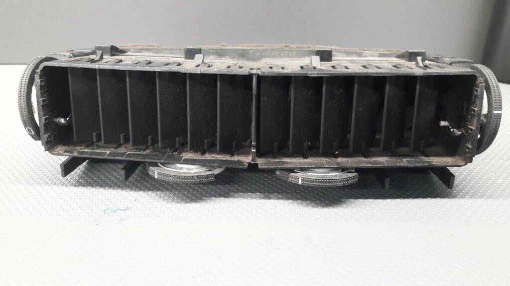 24465731 Kratka nawiewu srodkowa Astra H