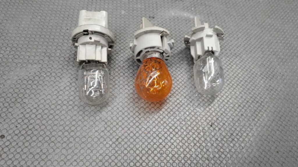 Wkład lampy lewy tył Toyota Yaris I KOMPLET