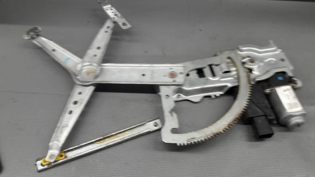 09113368 Mechanizm szyby prawy przód OPEL CORSA C 5D