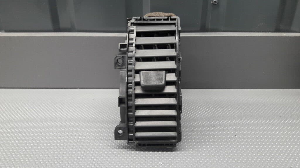 68750-9U00B Kratka nawiewu prawa Nissan Note E11