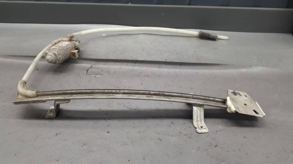 0130821046 Mechanizm szyby prawy przod Renault R9