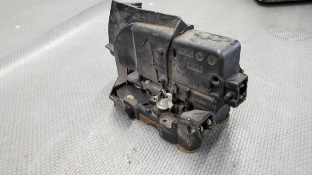 Zamek drzwi prawy przód Renault Laguna 2pin 98r