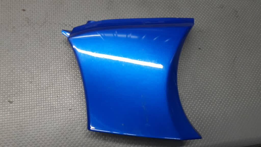 57775-FE010 listwa lampy lewy przód Subaru Impreza II niebieska