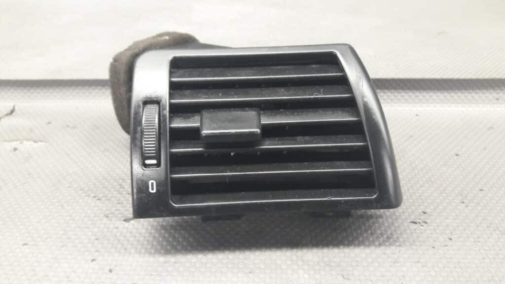 8361898 kratka nawiewu prawy przod BMW BMW E46