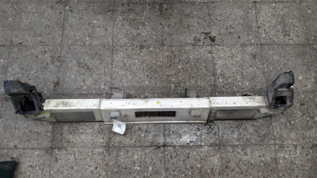 4d1857099g wzmocnienie konsoli Audi A8 D3