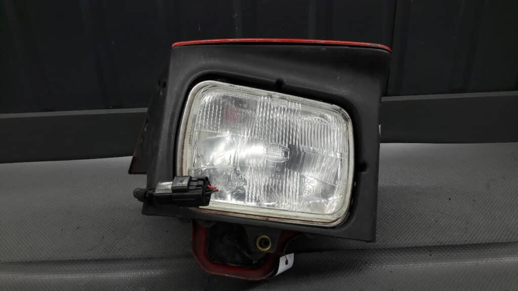 reflektor MAZDA 323 IV BG  prawy CZERWONY EUROPA