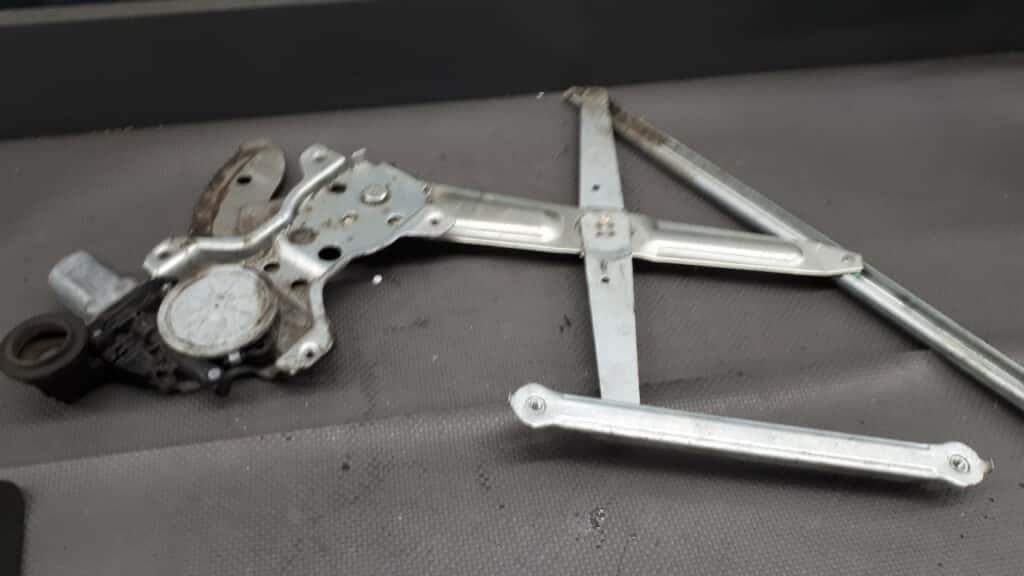 mechanizm szyby prawy przód Suzuki Swift II