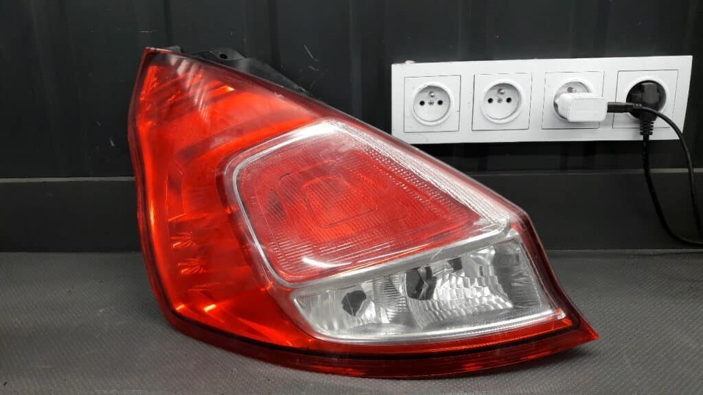 C1BB-13405-AE Lampa lewa Ford Fiesta MK7