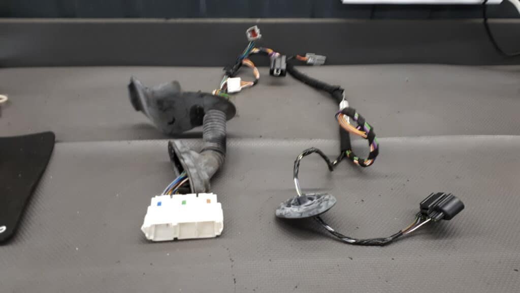 8v5t-14a584-bdf instalacja drzwi prawy przód Ford Fiesta MK7