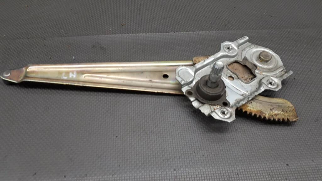 mechanizm szyby lewy tył Toyota Yaris I 99-03